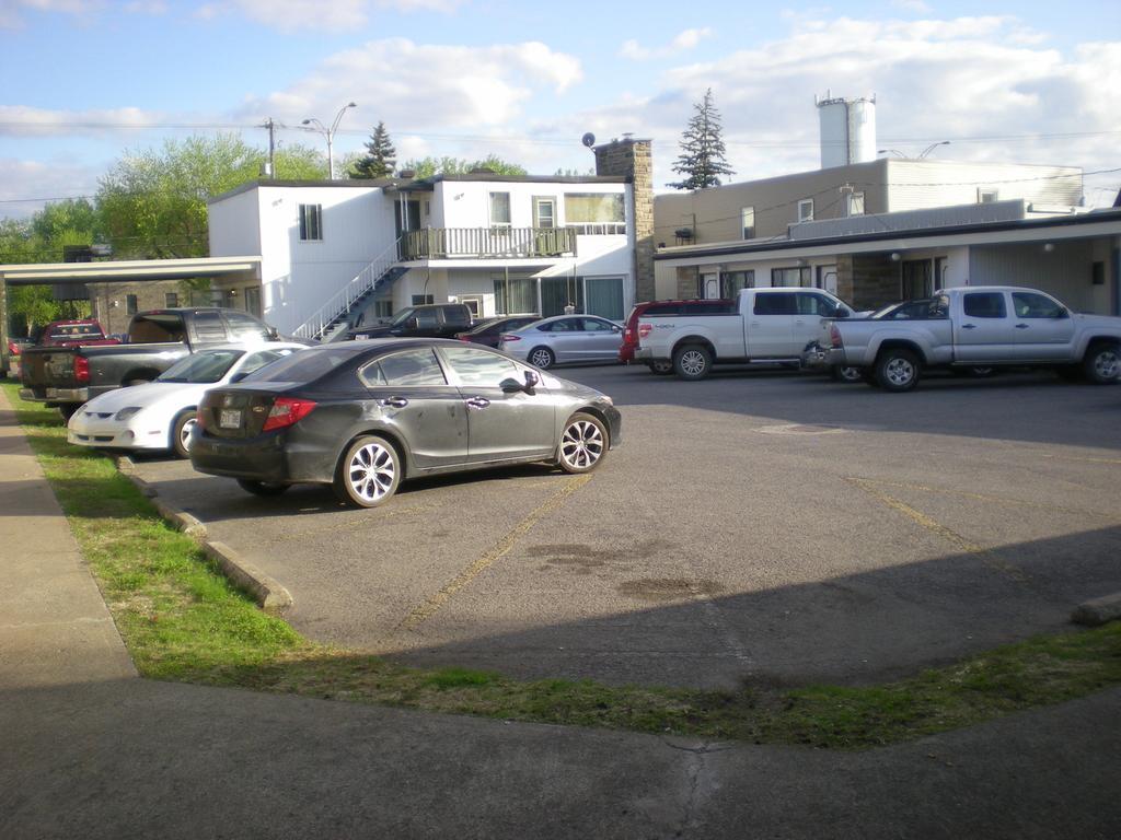 Motel Seigneurie De Vaudreuil Exterior photo